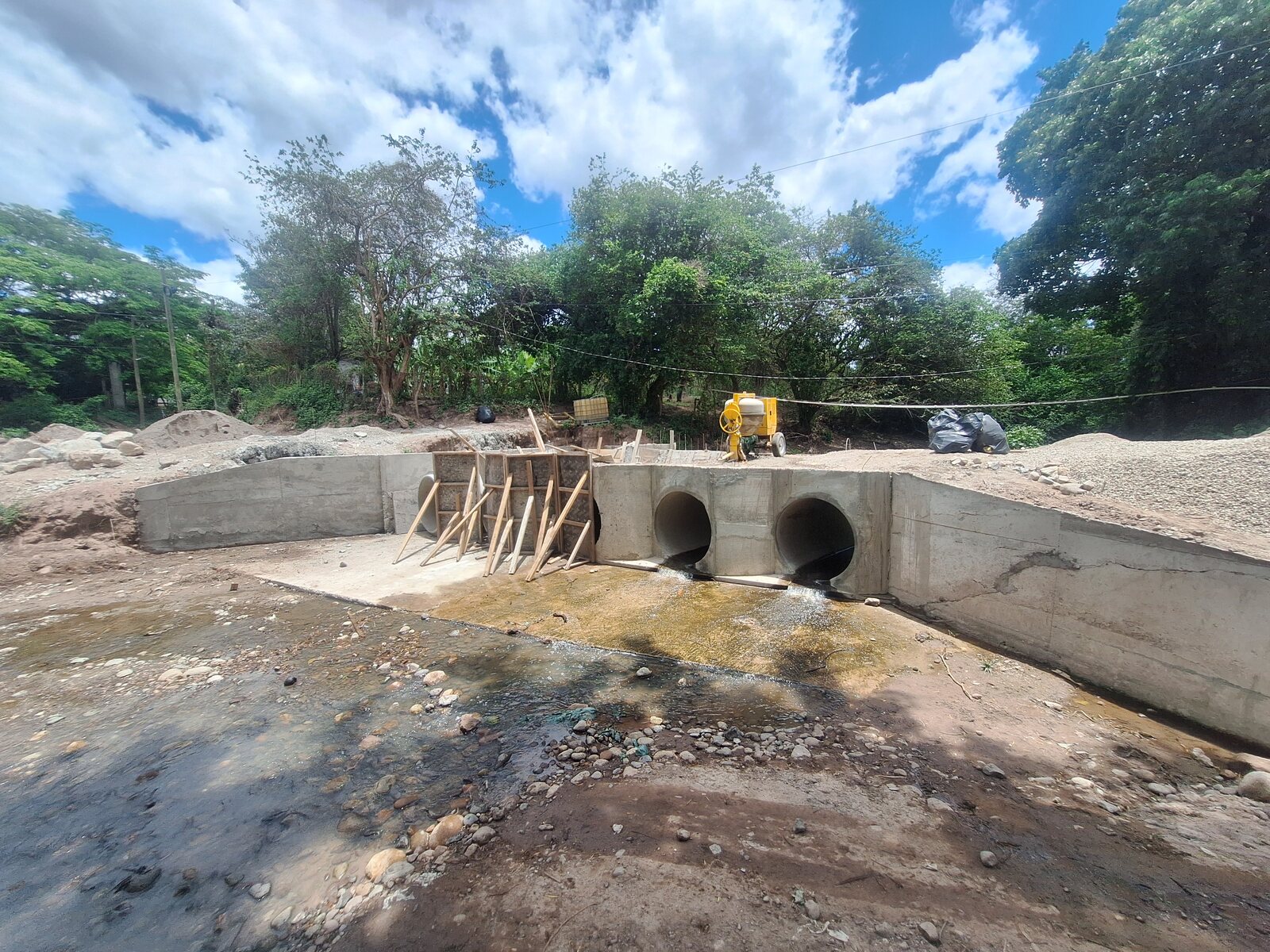 Obra de drenaje transversal construida en un cauce