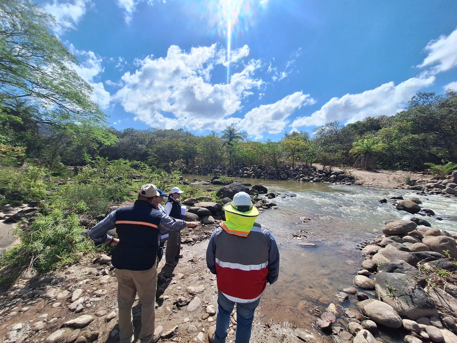 Equipo técnico evaluando las condiciones hidráulicas de un río