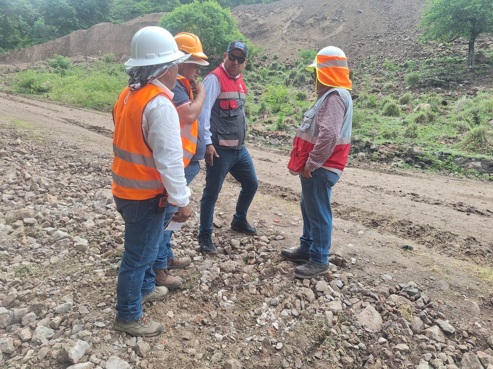 Equipo de supervisión coordinando actividades en el frente de obra