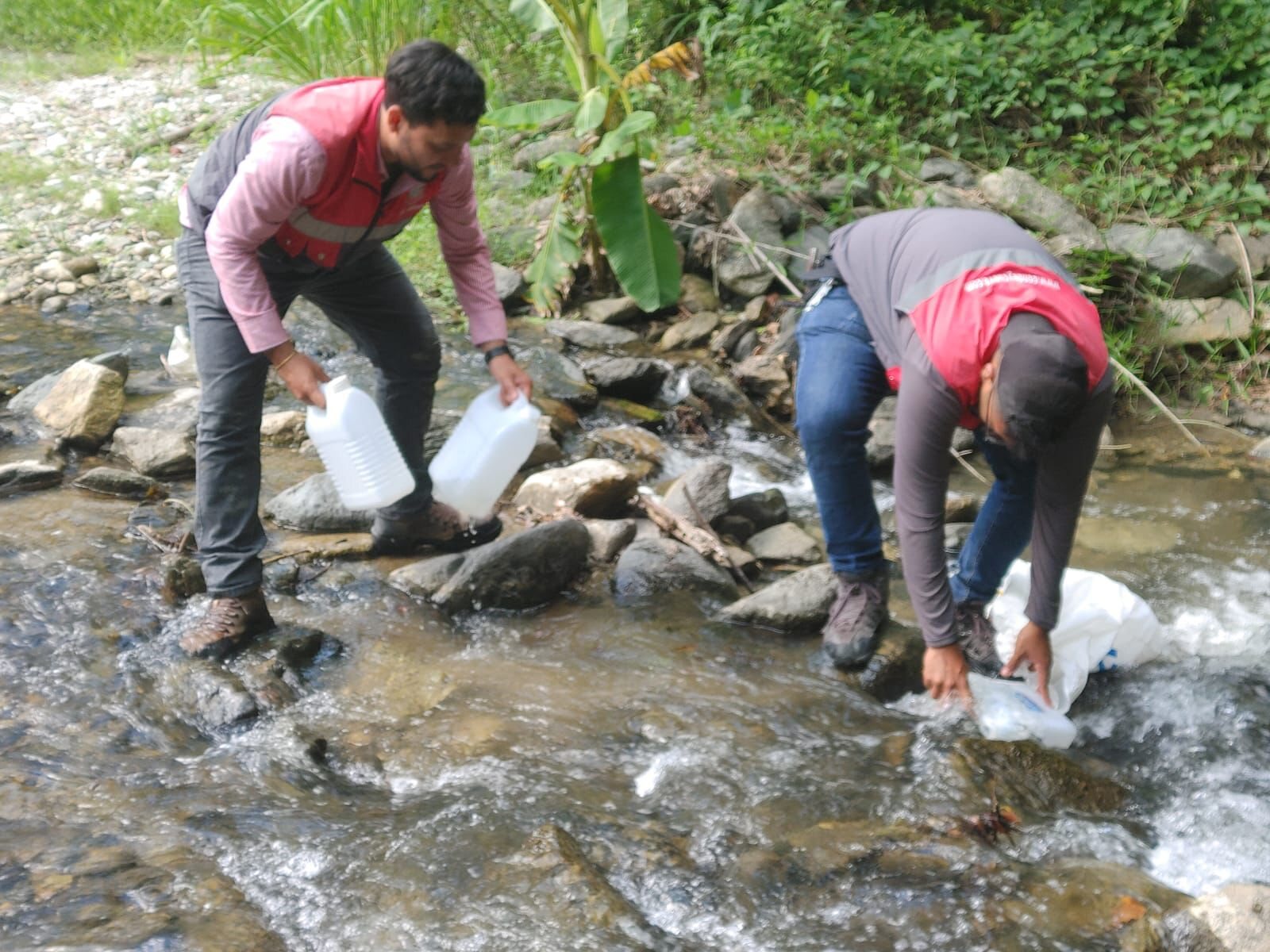 Personal de C&C recolectando muestras de agua en un cauce