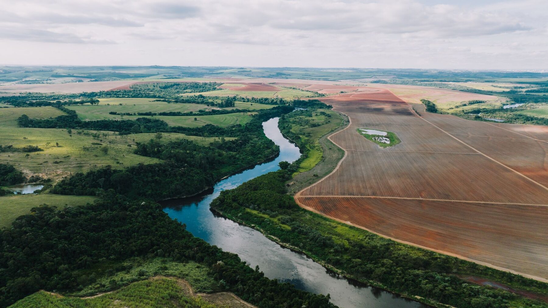 Vista aérea de un río y su cuenca de aporte